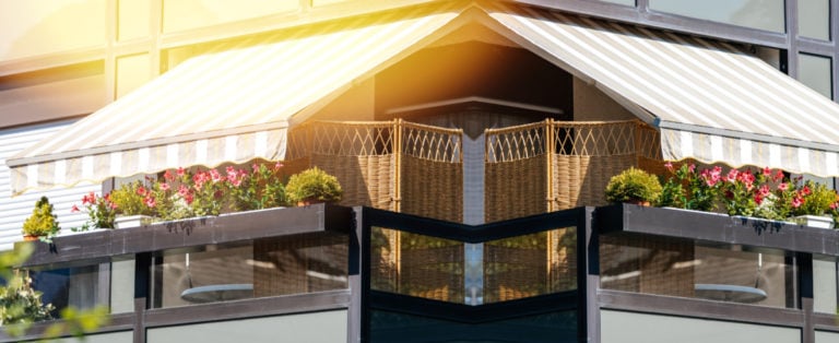 как защититься от солнца на балконах и террасах
