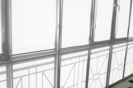 Рулонные шторы, экраны, жалюзи: как защититься от солнца на балконах и террасах