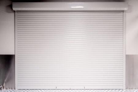 Рольставни для магазина: антивандальная защита витрин и экономия на отоплении