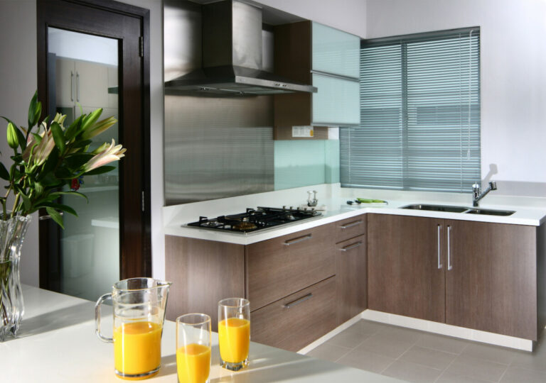 Горизонтальные алюминиевые жалюзи для кухни