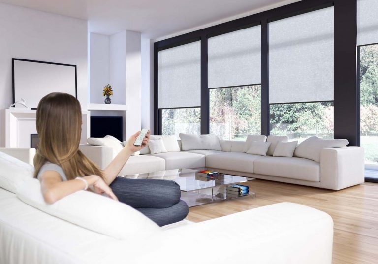 Тишина, свет и движение: рулонные шторы с электроприводом для дома и офиса