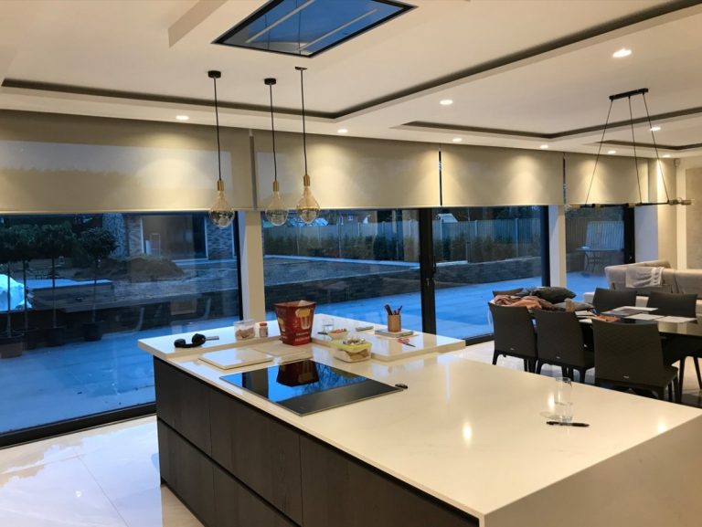 Автоматические рулонные шторы для частного дома