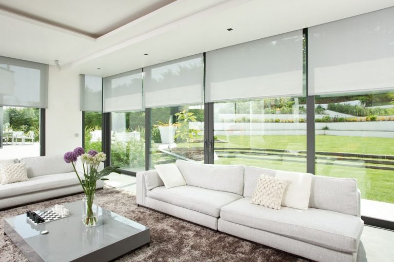 Рулонные жалюзи с электроприводом для частного дома