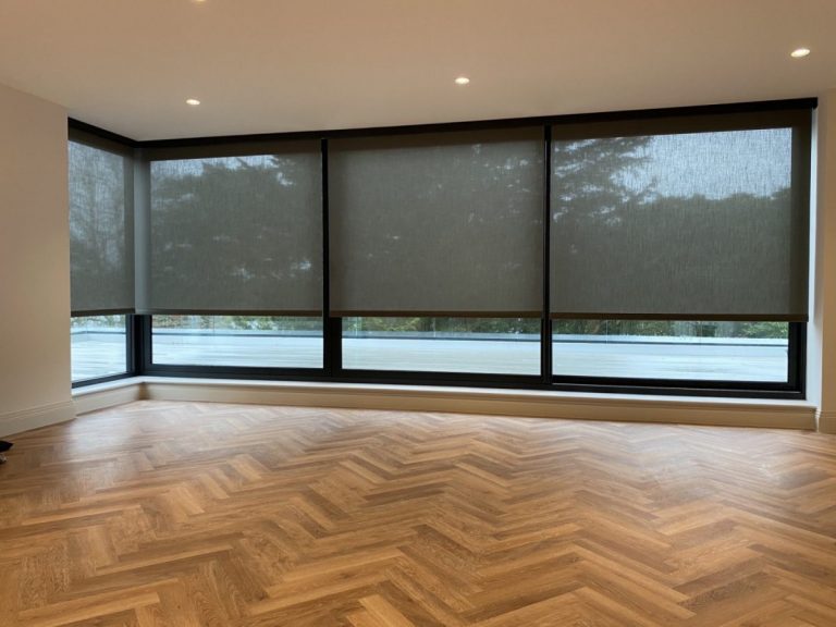 Моторизованные рулонные шторы Alumdevelop для загородного дома