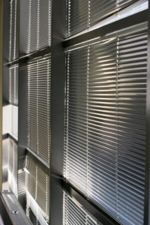 Горизонтальные жалюзи для балкона
