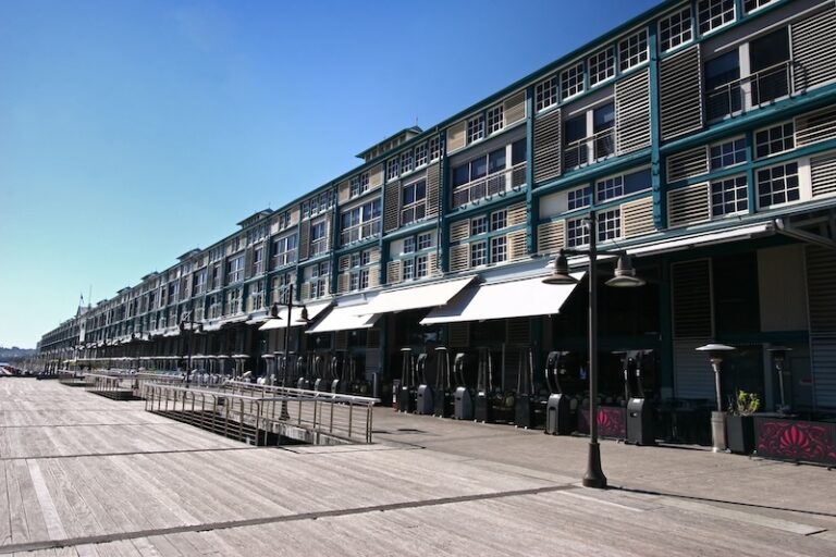 Маркизы для кафе и ресторанов: увеличьте прибыль, расширив зону обслуживания на свежем воздухе