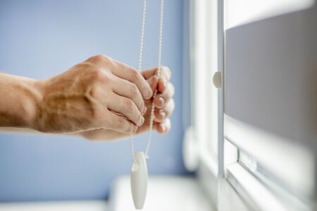 Как установить жалюзи на пластиковые окна: пошаговый гид