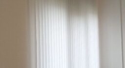 Вертикальные жалюзи для окон отдела продаж