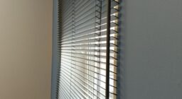 Жалюзи из дерева для окон офиса шириной 1500 мм