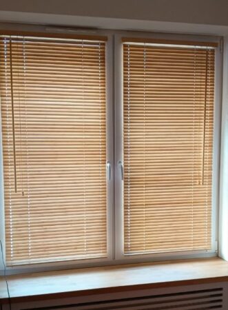 Деревянные жалюзи для пластиковых окон