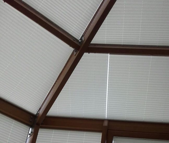 Как шторы плиссе превращают зимний сад в уютный оазис