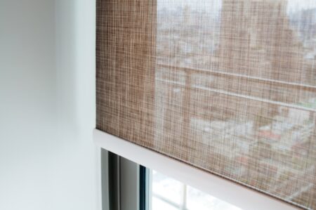 Готовые или на заказ: как выбрать идеальные рулонные шторы для вашего дома и офиса