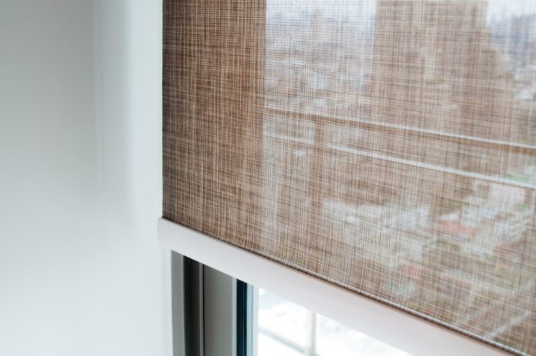 Готовые или на заказ: как выбрать идеальные рулонные шторы для вашего дома и офиса