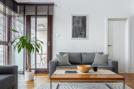 Как выбрать жалюзи и шторы для гостиной: стиль, свет и комфорт в каждом окне